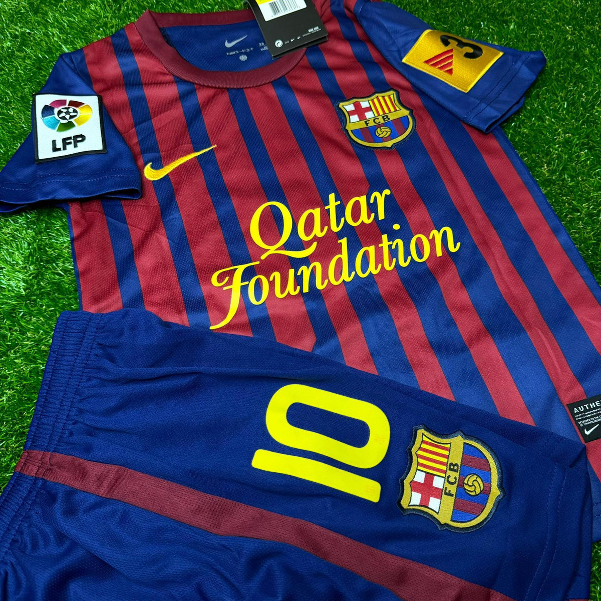 Lionel Messi Barcelona 11/12 Home Kids Kit – Kit Jersey for Children – | KinderTrikot | Maillot Enfant Soccer Shirt Pulses Football