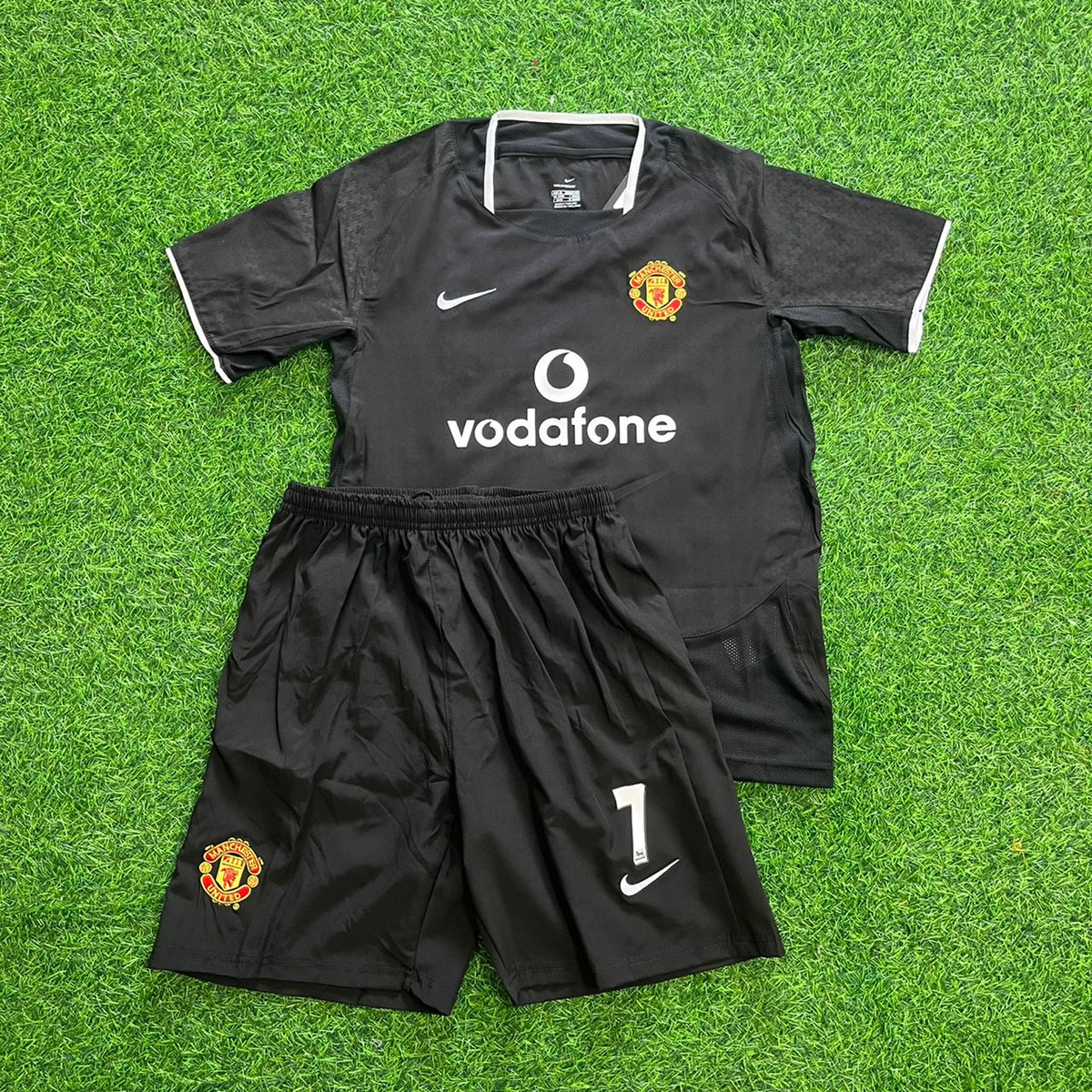 Cristiano Ronaldo Manchester United 2003 Black Retro Kids Football Jersey Kit Pulses Football