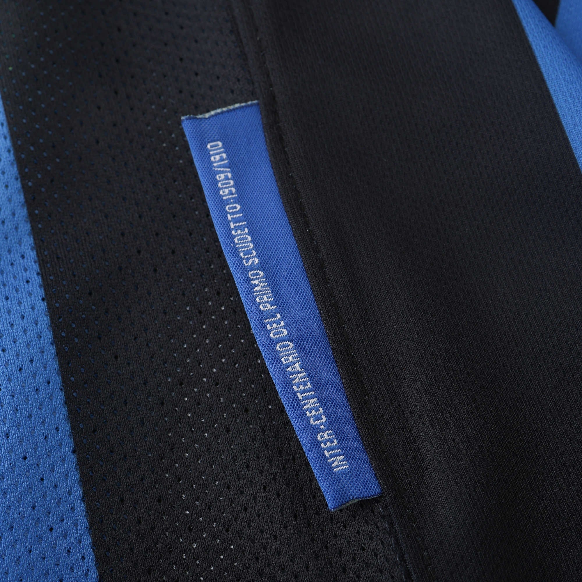 Inter Milan - Retro Home 2010 Jersey Pulses Football