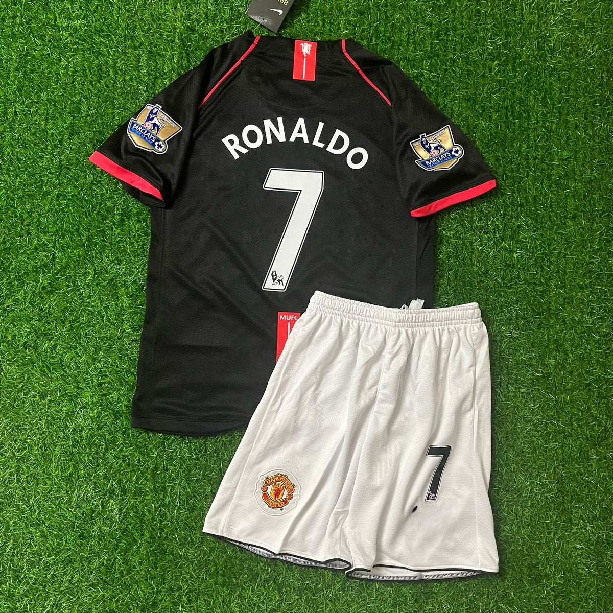 Cristiano Ronaldo Manchester United 07/08 Black Kids Kit Jersey for Children – | KinderTrikot | Maillot Enfant Soccer Shirt Pulses Football