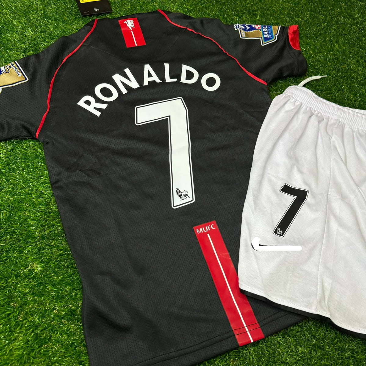 Cristiano Ronaldo Manchester United 07/08 Black Kids Kit Jersey for Children – | KinderTrikot | Maillot Enfant Soccer Shirt Pulses Football